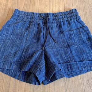 Athleta Retreat mid-rise Linen Striped Shorts size 4 (small)